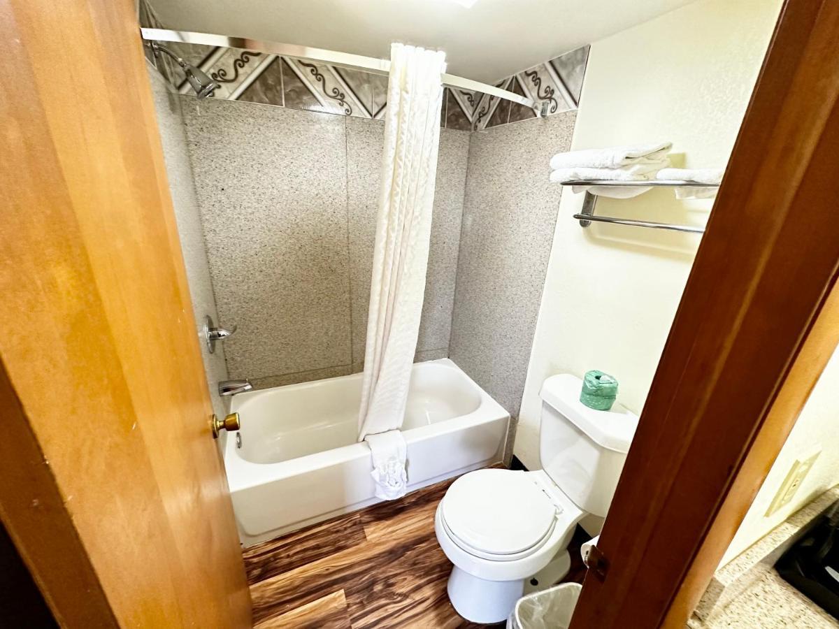 Regency Inn Iola Eksteriør bilde