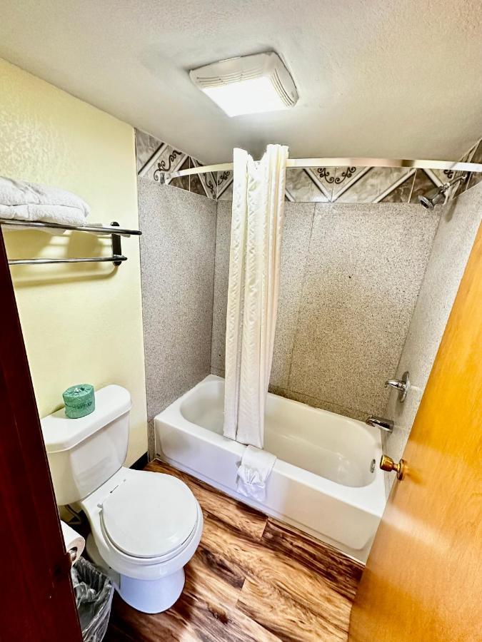 Regency Inn Iola Eksteriør bilde