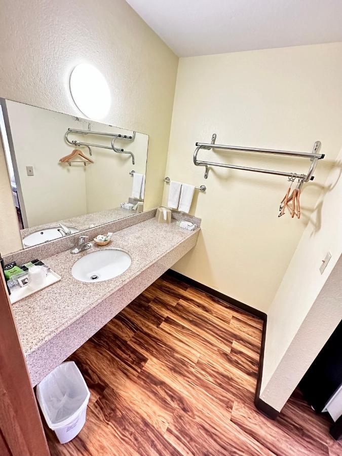 Regency Inn Iola Eksteriør bilde